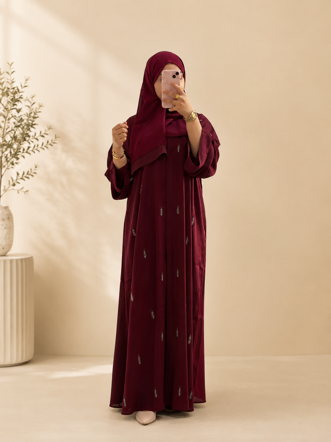 عباية عنابية مطرزة بتصميم إماراتي فاخر